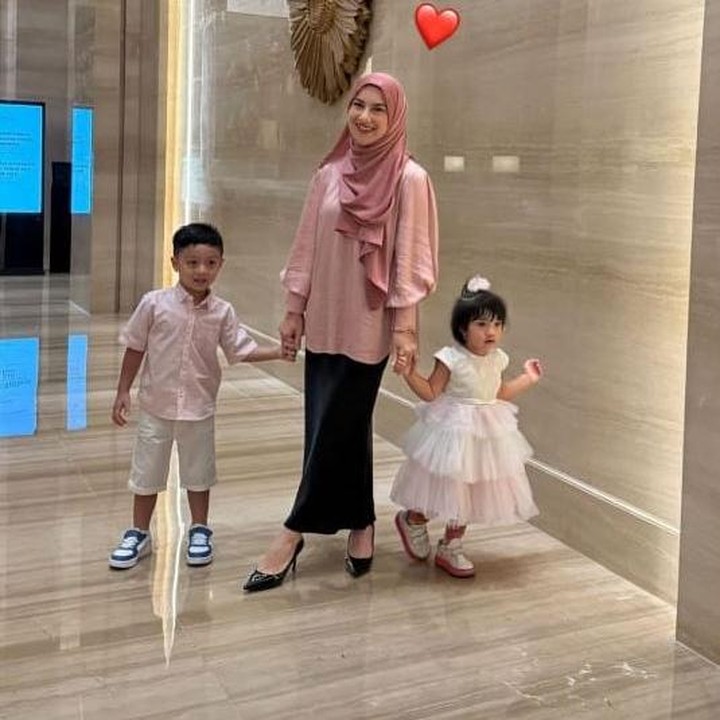 <p>Artis Irish Bella mulai sering membagikan momen kebersamaannya dengan sang suami Haldy Sabri setelah resmi menikah pada Sabtu (19/10/24). Baru-baru ini, Irish Bella memamerkan potret Haldy bersama dua anaknya dari pernikahan terdahulu, yakni Air Rumi dan Ara Puti Sabai. Dalam kesempatan itu, hadir pula anak-anak Haldy dari pernikahannya terdahulu. (Foto: Instagram @_irishbella_)</p>