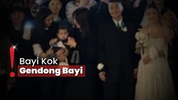 img-title Aksi Jennie BLACKPINK ke Kondangan, Gendong Bayi saat Sesi Foto