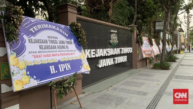 Kantor Kejati Jatim hingga Kejari Surabaya dibanjiri karangan bunga ucapan terima kasih usai penangkapan tiga hakim PN Surabaya pemvonis bebas Ronald Tannur.