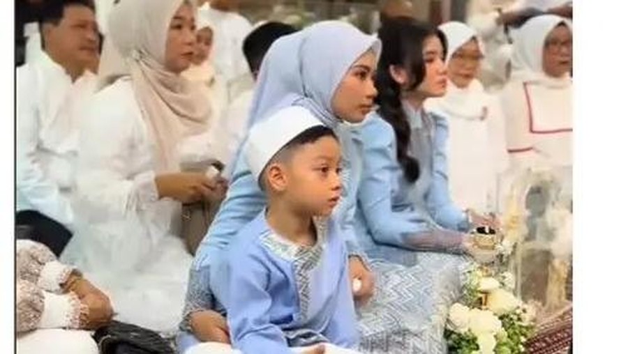 Kebersamaan Irish Bella dan Anak Sambung Kebersamaan Irish Bella dan Anak Sambung
