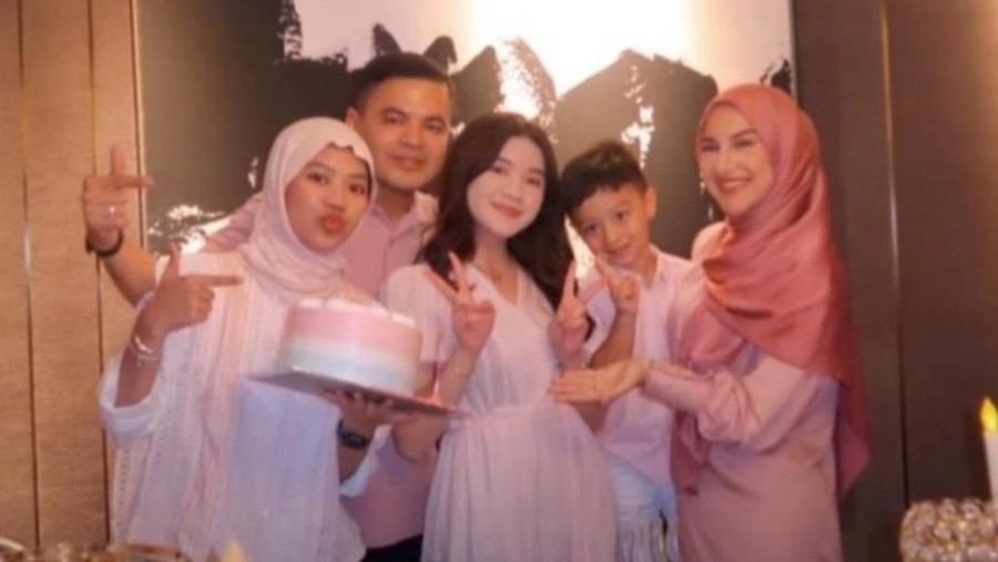 Kebersamaan Irish Bella dan Anak Sambung Kebersamaan Irish Bella dan Anak Sambung