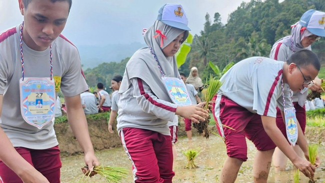  SMA Labschool Jakarta kembali menggelar kegiatan tahunan Trip Observasi (TO) yang ke-52 yang bertujuan membentuk karakter pelajar Pancasila.