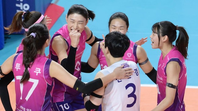 Pink Spiders sukses mengalahkan Hi Pass dengan skor 3-1 (25-20, 25-15, 23-25, 25-12) dalam lanjutan Liga Voli Korea, Kamis (7/11).