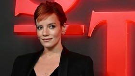 Lily Allen Akui Lebih Cuan Jual Foto Kaki Dibanding Royalti Spotify