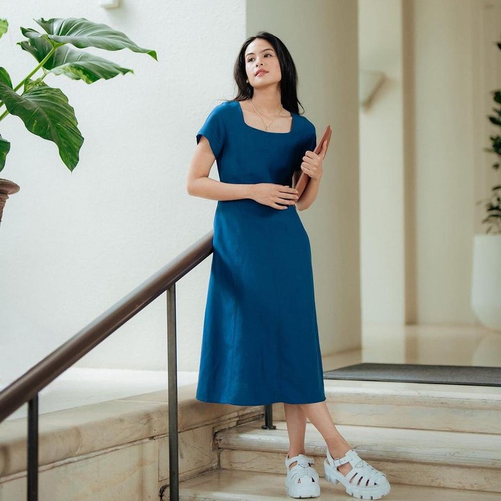 <p>Ketika menghadiri acara semi formal, Maudy memilih <em>dress</em> lengan pendek warna navy. Ia juga mengenakan sandal jelly putih yang cantik. (Foto: Instagram: @maudyayunda)</p>