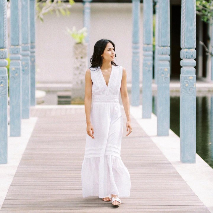 <p>Ketika berlibur ke Bali, Maudy memilih <em>dress</em> panjang putih berlengan pendek. Tanpa berbagai aksesori, Maudy melengkapi gayanya dengan sandal warna senada. (Foto: Instagram: @maudyayunda)</p>
