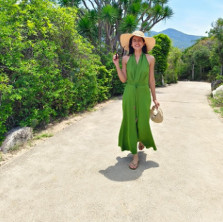<p>Pada salah satu kesempatan, Maudy mengenakan <em>dress</em> hijau yang dikalungkan langsung ke lehernya. Ia pun menyempurnakan tampilannya ini dengan topi lebar, sandal, dan tas tenteng mungil. Cocok untuk bersantai di pantai nih, Bunda. (Foto: Instagram: @maudyayunda)</p>