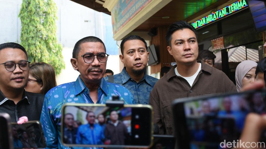 Baim Wong bersama kuasa hukum memberikan keterangan di luar Pengadilan Agama (PA) Jakarta Selatan, Selasa (29/10/2024).