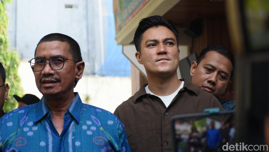 Baim Wong bersama kuasa hukum memberikan keterangan di luar Pengadilan Agama (PA) Jakarta Selatan, Selasa (29/10/2024).