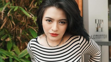 img-title Reaksi Nathalie Holscher Disentil Bolak Balik Hapus-Bikin Tato