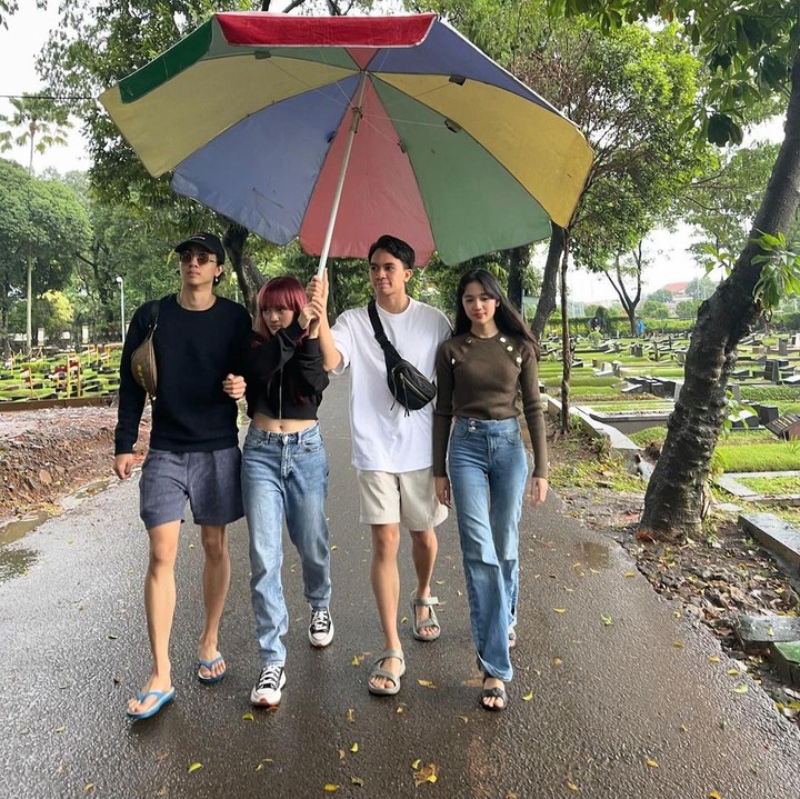 <p>Keempat anak Nia memilih jalan hidup masing-masing. Menariknya, dua anak laki-laki Nia, yakni Darama dan Dayana, mengikuti jejak sang ibunda untuk terjun ke dunia tarik suara. Beberapa waktu lalu, keduanya merilis lagu berjudul Kembalikan Aku. Dayana juga merintis karier sebagai aktor dan sempat membintangi film berrjudul Mantra Surugana. (Foto: Instagram @nipam_niaparamita)</p>
