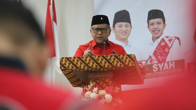 Hasto menyampaikan survei terbaru menunjukkan elektabilitasTri Rismaharini dan Zahtul Azhar Asumta (Gus Hans) meningkat tajam berkat program pro rakyat.