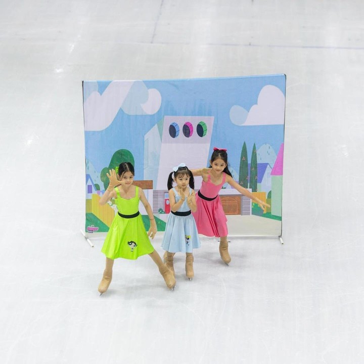 <p><em>"I'm a proud daddy. My </em>Powerpuff Girls juara satu. Enggak percuma bangun pagi emaknya dandanin dulu, nahan ngantuk anaknya, pinggang pegal ngiketin sepatu yang talinya panjang bener. Ah, keren," kata Surya seraya mengunggah momen kebersamaannya bersama ketiga putrinya itu. (Foto: Instagram; @suryainsomnia)</p>