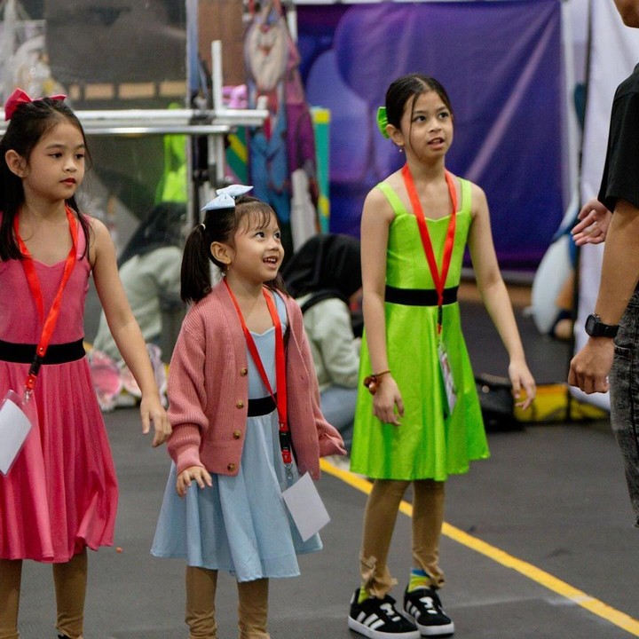 <p>Komedian sekaligus presenter Surya Insomnia memiliki tiga orang anak perempuan usai menikah dengan Tyara Renata, Bunda. Ternyata, ketiga putrinya ini memiliki hobi yang sama, yakni bermain <em>ice skating.</em> (Foto: Instagram; @suryainsomnia)</p>