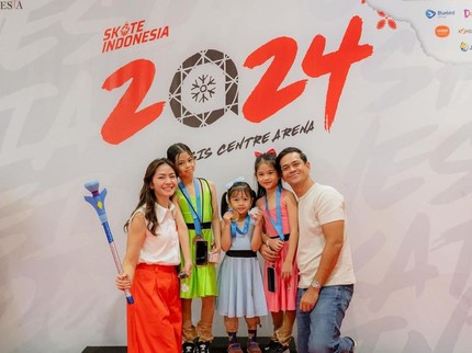 7 Potret Bangganya Surya Insomnia dan Istri saat Ketiga Putrinya Juara 1 Ice Skating