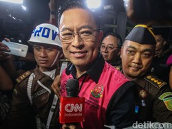 Saat Tom Lembong Berompi Merah Jambu Usai Terseret Kasus Impor Gula