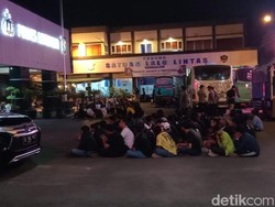 Ratusan Suporter Gresik United Diamankan di Mapolres Lamongan