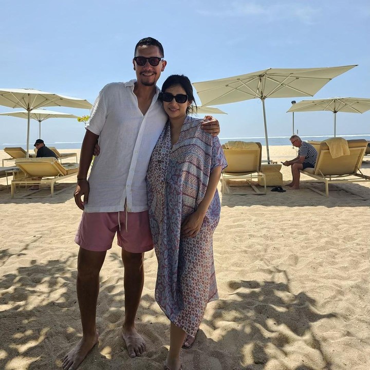 <p>Ririn juga menikmati waktu berkualitas bersama sang suami di Pulau Dewata nih. Dalam foto yang diunggahnya di media sosial, Ririn tampak menghabiskan waktu di pinggir pantai bersama Angga. Ia juga menyempatkan diri untuk berenang bersama teman-temannya. (Foto: Instagram @ririnpuradiredja)</p>