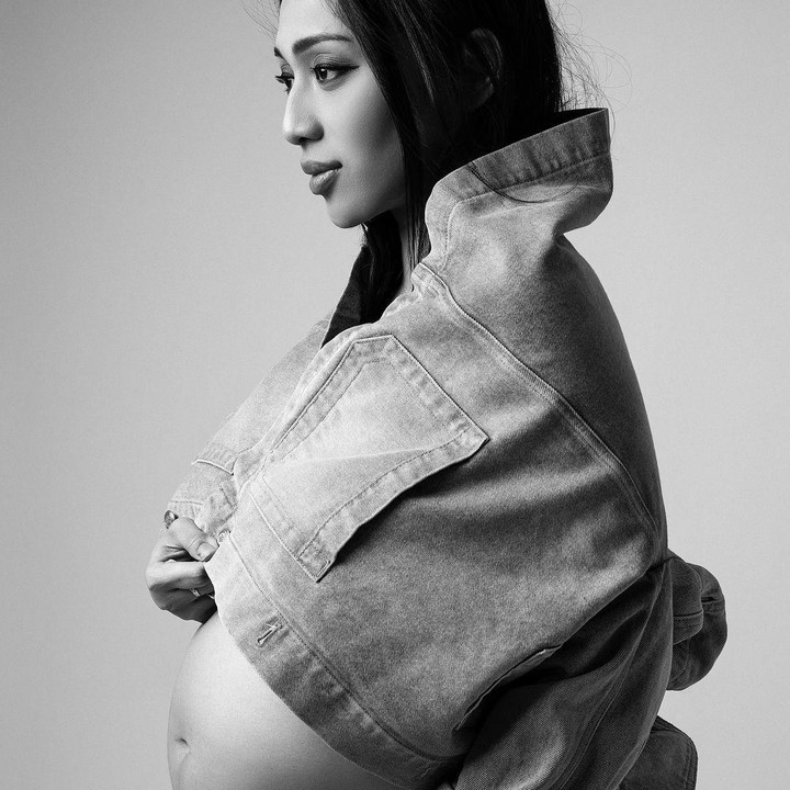 <p>Baru-baru ini, Ririn memamerkan maternity photoshot kehamilan pertamanya ke publik. Dalam potret hitam putih ini, Ririn tampil cantik mengenakan jaket jeans dan memperlihatkan baby bump kehamilannya yang sudah besar. (Foto: Instagram @ririnpuradiredja)</p>