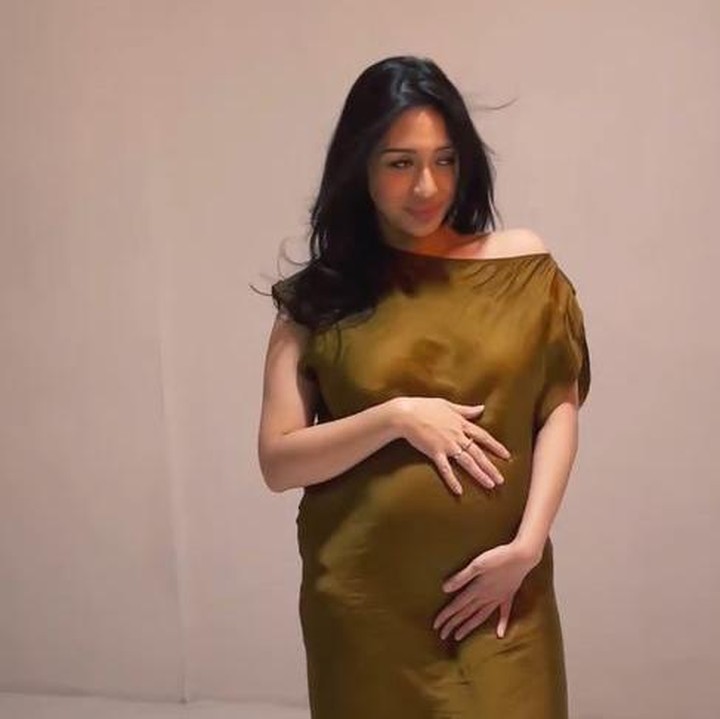 <p>Istri Angga vokalis Maliq & D'essentials, Dewi Andarini atau akrab disapa Ririn, sebentar lagi melahirkan anak pertamanya. Saat ini, Ririn tengah hamil dan usia kandungannya sudah masuk trimester akhir, Bunda. (Foto: Instagram @ririnpuradiredja)</p>