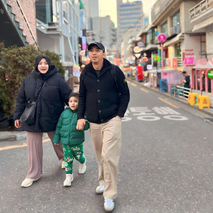 <p>Risa pertama kali mengumumkan kehamilan keduanya ini pada pertengahan bulan Mei. Sebelumnya, Risa sudah dikaruniai seorang anak laki-laki bernama Anaking Raga Janari atau akrab disapa Ari, dari pernikahannya dengan Dimas Tri Aditiyo. (Foto: Instagram @risa_saraswati)</p>