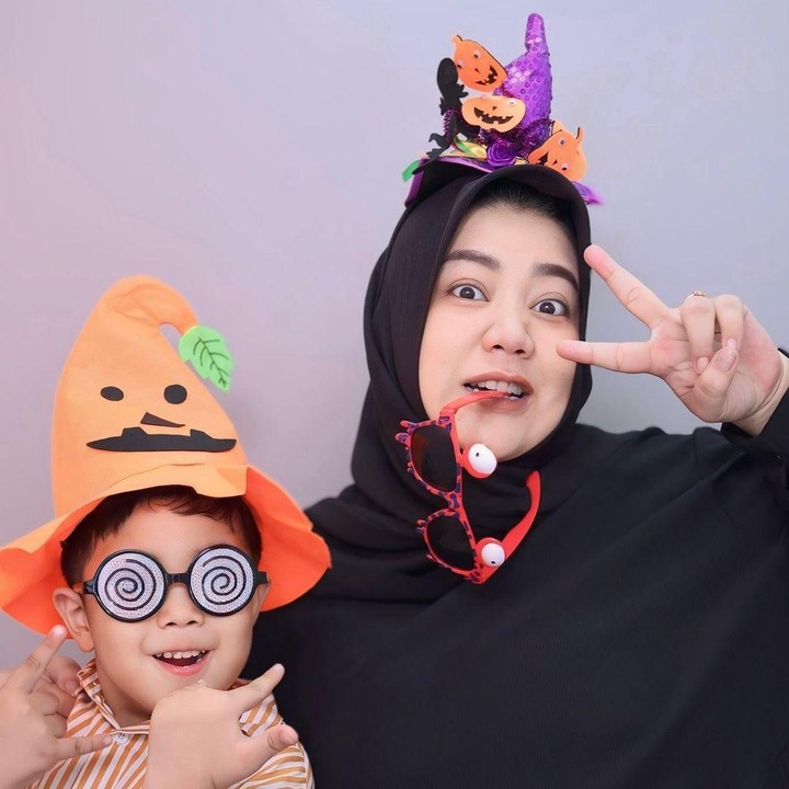 <p>Meski belum diumumkan, beberapa netizen mulai menebak jenis kelamin anak kedua Risa nih. Ada yang menebak anak kedua ini berjenis kelamin perempuan karena melihat wajah sang Bunda yang makin cantik. "Teh,, <em>baby</em> nya cewe yaa, mukanya keliatan makin cantik. Dari awal pas tahu hamil liatnya beda kayaknya <em>baby</em> nya cewek nih," tulis akun @sa***. "Teh risa hamil anak kedua cantik dan beraura banget.. apakah utunnya perempuan?" kata @se***. (Foto: Instagram @risa_saraswati)</p>