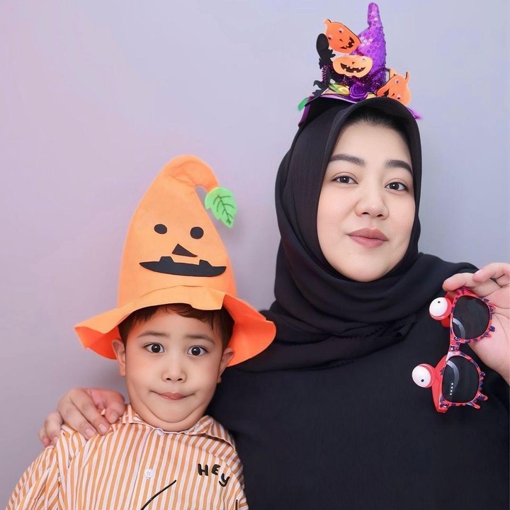 <p>Dalam potret terbarunya dengan sang putra, Risa memang memperlihatkan <em>pregnancy glowing</em>, Bunda. Tak heran bila penampilan Risa ini menuai banyak pujian dari netizen. "teh risa aura cantikknya keluar sekalii nambahh cantikk semenjak hamil ara," ungkap akun @de***. "Aura bumil makin cantik," tulis @_ka***. (Foto: Instagram @risa_saraswati)</p>