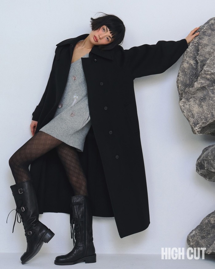 Sebagai bintang digital cover majalah HIGHCUT Magazine edisi Oktober 2024, pemilik nama asli Im Jin Ah ini menampilkan visual memesona dalam balutan koleksi outerwear LUCKY CHOUETTE, brand fashion asal Korea Selatan./ Foto: instagram.com/highcutmag