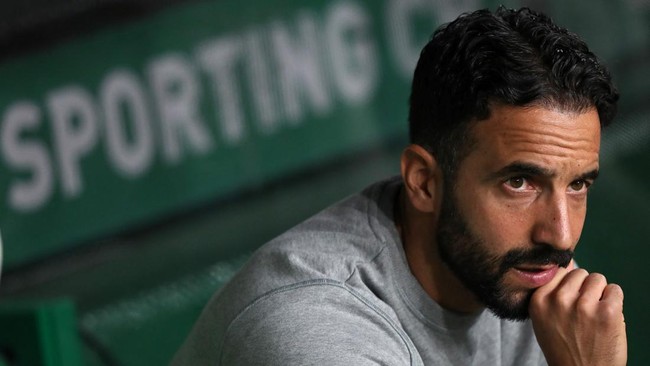 Pelatih asal Portugal Ruben Amorim menolak menjadi Jose Mourinho baru setelah selangkah lagi gabung Manchester United.