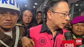 Tom Lembong Pakai Rompi Tahanan Kejagung usai Ditetapkan Tersangka