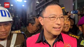 VIDEO: Tersangka, Tom Lembong Diborgol Saat Dibawa ke Rutan Salemba