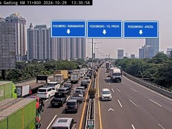 Truk Kecelakaan di Tol Pramuka Arah Cawang, Muatan Tercecer di Jalan