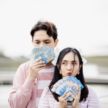 Lirik Lagu Mantra Uang - Aviwkila