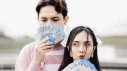 Lirik Lagu Mantra Uang - Aviwkila