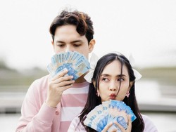 Lirik Lagu Mantra Uang - Aviwkila