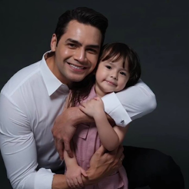 <p>Chloe putri semata wayang Jonas Rivanno sangat dekat dengan dirinya, Bunda. Bahkan, Chloe bersikap cemburu ketika sang Bunda, Asmirandah, bemesraan dengan sang Ayah. "Mungkin nanti kalau Chloe sudah beranjak dewasa yang enggak bisa lepas Papanya. Chloe pergi ke manapun kayaknya bakal sama Papaguard," kata Asmirandah. (Foto: Instagram: @jonas.rivanno)</p>