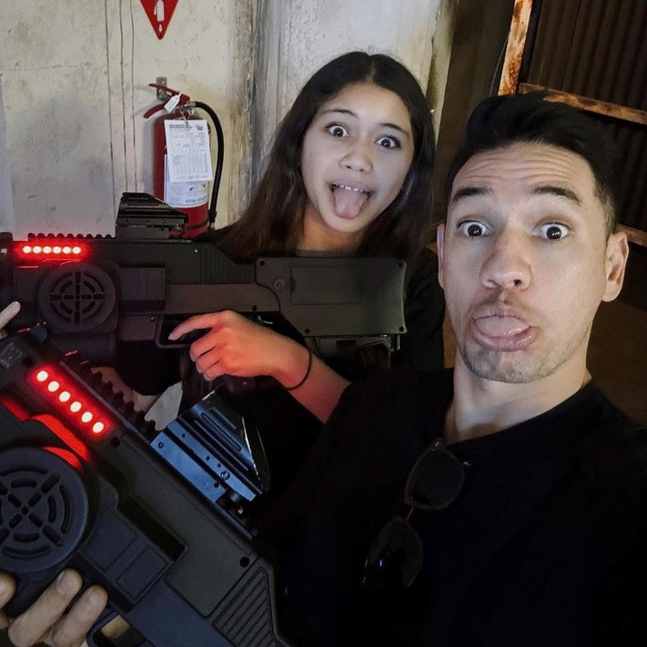 <p>Andrew White kerap mengunggah kedekatannya bersama sang putri, Sarah Deana, ketika berlibur. Belum lama ini, keduanya kedapatan bermain gocart, lho. "Saya mempunyai banyak pekerjaan dalam hidup saya, tetapi favorit saya pastinya adalah menjadi seorang Ayah! Tidak, aku tidak dibayar dengan uang tunai, tapi dengan pelukan, tawa, dan senyuman," tutur Andrew. (Foto: Instagram: @andew.white._)</p>