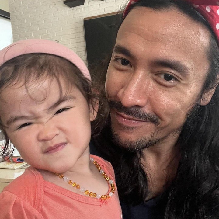 <p>Ello dan sang putri, Dunia Tahitoe, selalu tampil kompak nih, Bunda. Belum lama ini, Dunia bahkan memperlihatkan kemahirannya mendandani sang Ayah. "Sudah mulai didandanin sama Dunia ini. Gimana ini anak??" kata Ello dengan emotikon tertawa. (Foto: Instagram: @marcello_tahitoe)</p>