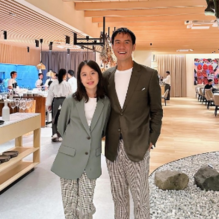 <p>Anak perempuan Daniel Mananta, Mila, kini sudah tumbuh menjadi remaja yang cantik. Meski begitu, Daniel tetap meluangkan waktu untuk hangout bersama sang putri. "Kencan makan malam hari Valentine bersama Mila sejak Viola lagi di Sisilia (Italia) bersama Noam. Sungguh waktu yang spesial untuk kita berdua sambil menikmati hidangan lezat," ungkap Daniel. (Foto: Instagram: @vjdaniel)</p>