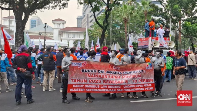 Ratusan pekerja berdemonstrasi di depan Balai Kota Jakarta menuntut kenaikan bayaran 2025 menjadi Rp5,4 juta.