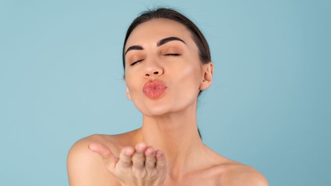 Tanpa Lip Balm, Ini 7 Cara Melembapkan Bibir Kering dan Pecah-Pecah secara Alami
