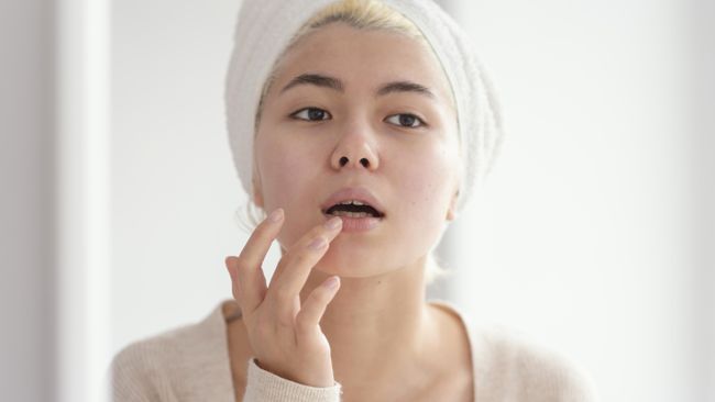 Berikut beberapa cara membuat warna bibir lebih cerah.