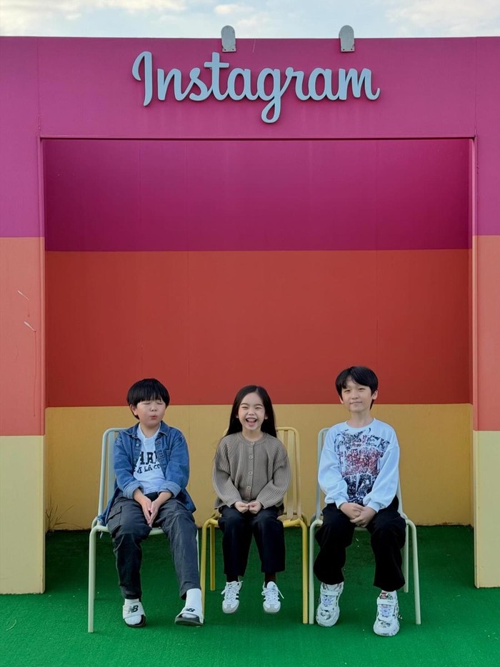 Diketahui aktor yang memerankan karakter kecil Kim San Ha, Yoon Ju Won, dan Kang Hae Jun tersebut sering menghabiskan waktu bersama sebelum syuting dimulai untuk membangun chemistry sebagai anak-anak yang dibesarkan bersama./ Foto: instagram.com/5_eun_seo