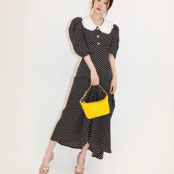 <p><em>Dress</em> bermotif polkadot memberi kesan hidup pada outtfit yang digunakan. Jung Chae Yeon memadukan pakaian ini dengan <em>heels</em> putih dan tas berwarna kuning yang kontras. Outfit ini membuatnya tampak <em>fresh</em> dan <em>playful</em>, ya. (Foto: Instagram @j_chaeyeoni)</p>