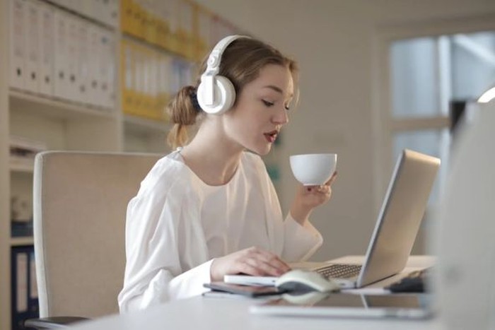 Ilustrasi mendengarkan musik sambil meminum teh /Foto: Pexels/Andrea Piacquadio