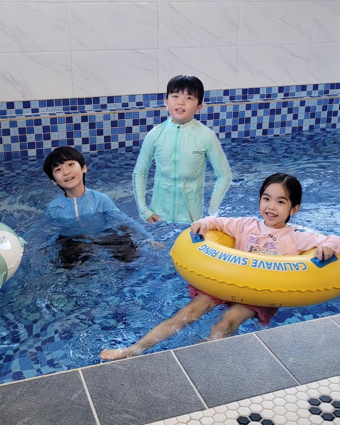 Ketiganya menciptakan kedekatan dengan melakukan berbagai kegiatan menyenangkan selama pertemuan, salah satunya adalah berenang bersama dengan penuh semangat dan senyuman cerah seperti yang terabadikan di foto ini./ Foto: instagram.com/sw_shin13