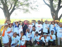 Momen Khofifah Matun di Sawah hingga Makan Bersama Petani Ngawi
