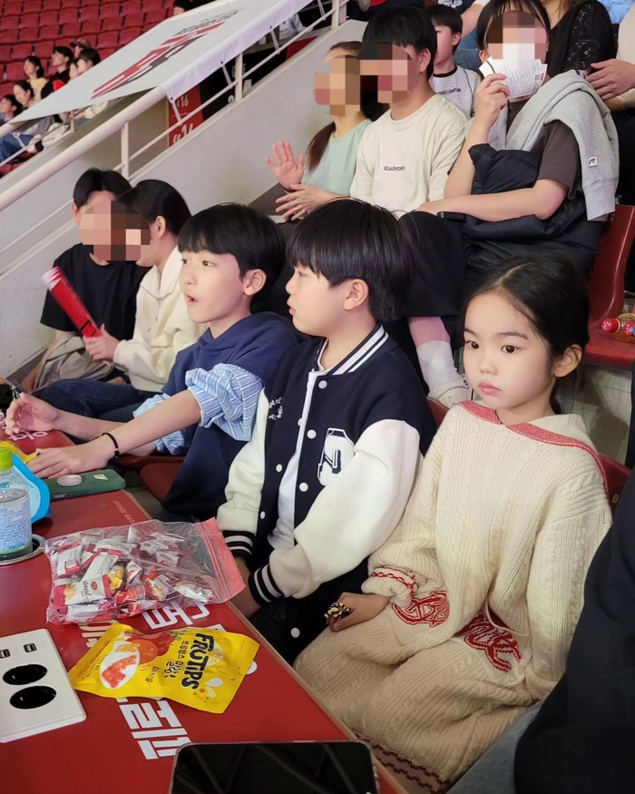 Momen terbaru yang dihabiskan oleh trio cilik dalam drama 'Family by Choice' ini adalah menyaksikan pertandingan baseball bersama para aktor yang menjadi versi dewasa dari mereka. Ketiganya terlihat sangat fokus, Beauties./ Foto: instagram.com/sw_shin13
