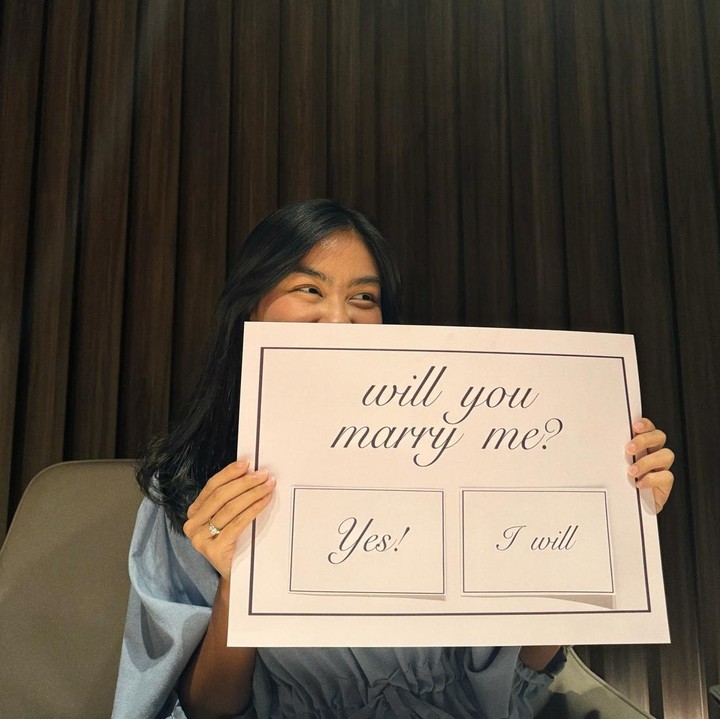 <p>Tak disangka ternyata Audi berniat untuk melamar Namira pada malam itu. Ia pun memberikan Namira beberapa pesan manis dan romantis yang dituliskan dalam sebuah kertas. "Ternyata ada maksud lainnn, <em>so...I said 'I will</em>!'," sambung Namira. (Foto: Instagram@namiradjani)</p>