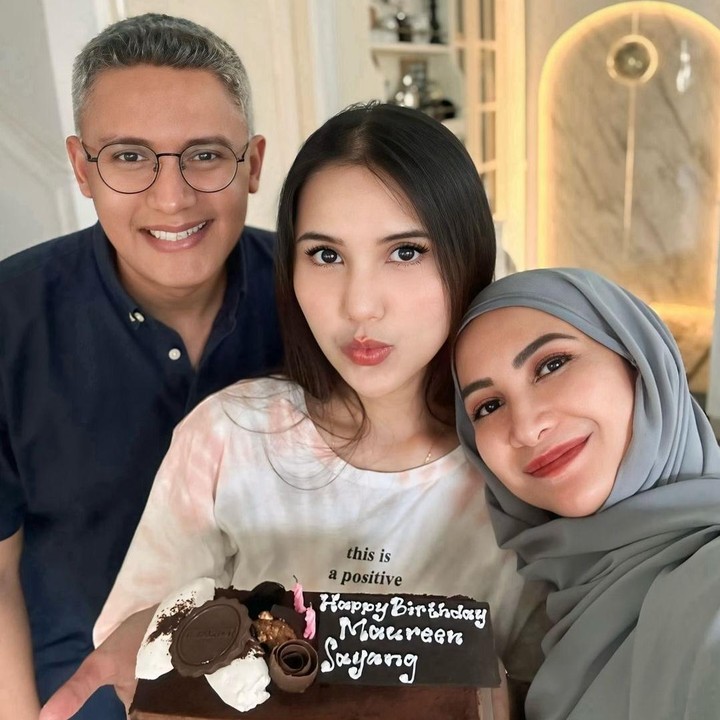 <p>Maureen baru saja merayakan ulang tahun ke-23. Maureen lahir pada 11 September 2001. Di hari ulang tahunya, ibunda dan sang ayah sambung Abdullah Rizal, ikut merayakan hari spesial tersebut. Ulang tahun Maureen bahkan dirayakan dengan pesta yang dihadiri teman dan kerabatnya. (Foto: Instagram @natalie_sarahs)</p>